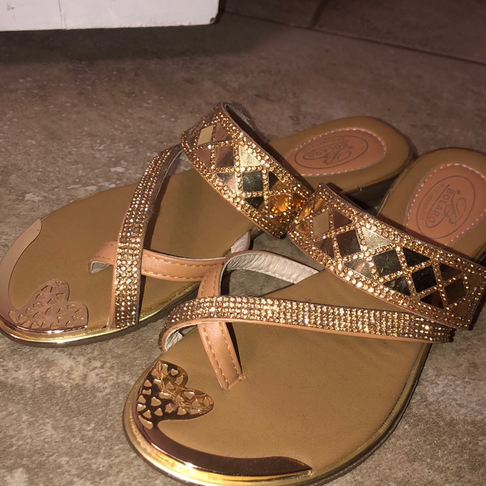 Beautiful Gold Bolaro sandals 💕